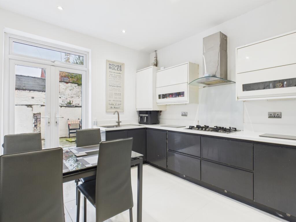 CAM03729G0-PR0170-STILL015