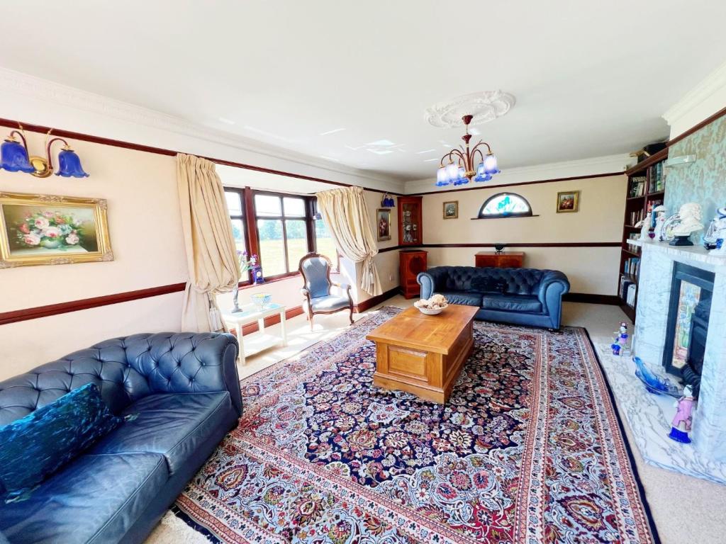 Bedroom 1 pic 6.jpg