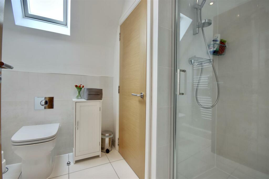 TOP FLOOR SHOWER ROOM