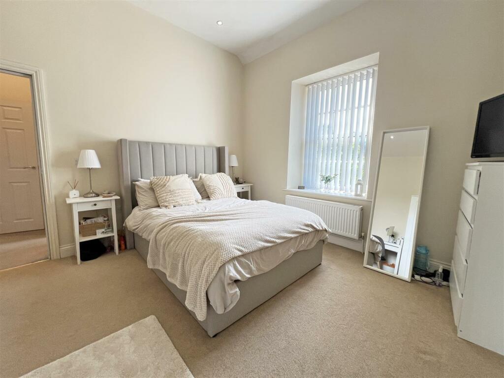 11 - Block of Flats For Sale, Hambrook, Bristol.JP