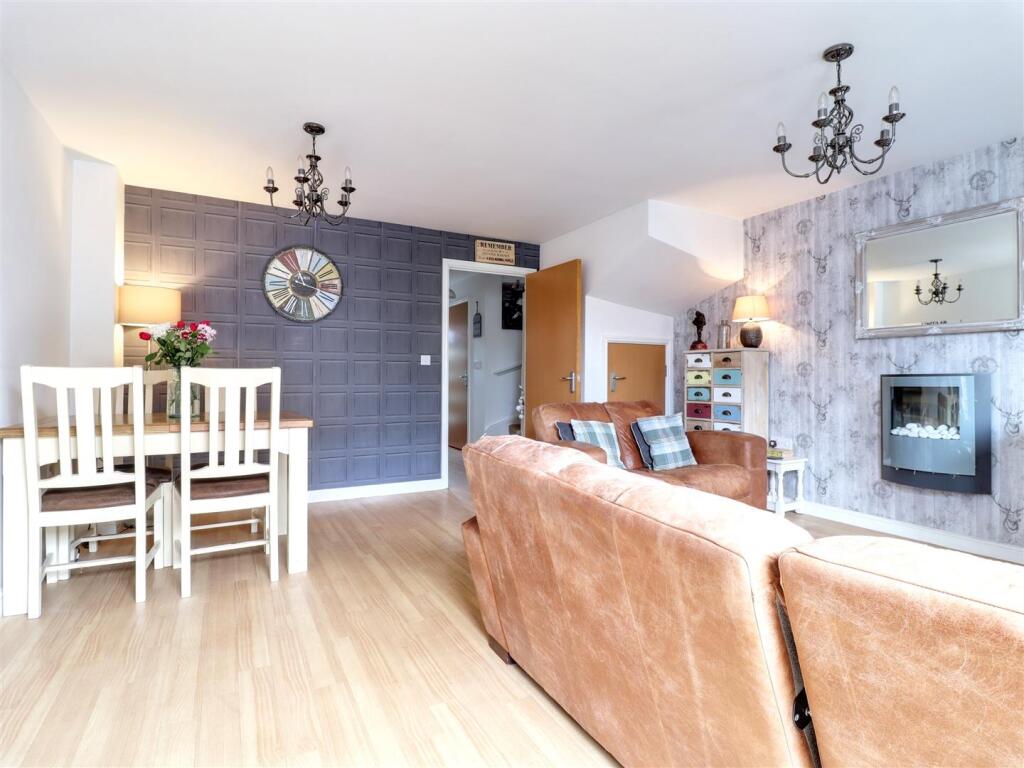 sitting/dining room