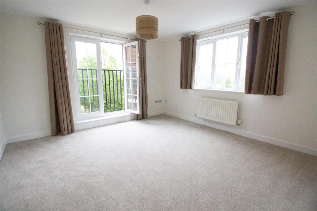 8 Highbank - living room-2.jpg