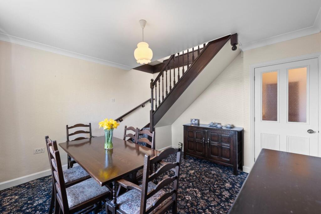 DINING ROOM 03.jpg