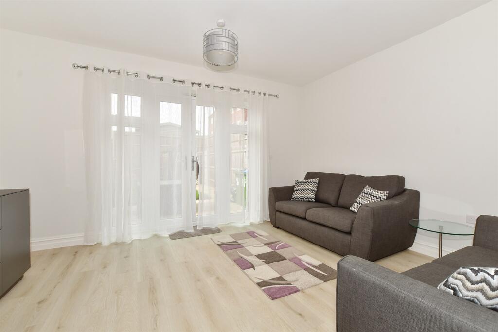 Lounge/Dining Area