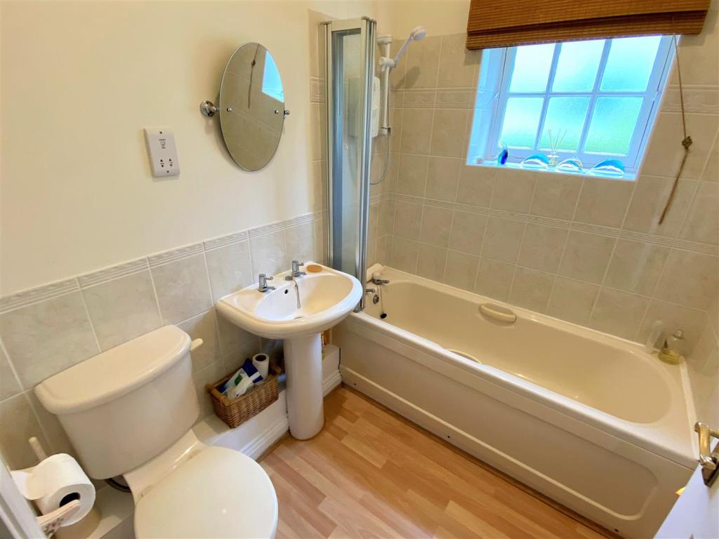 4 Retreat Court Bathroom