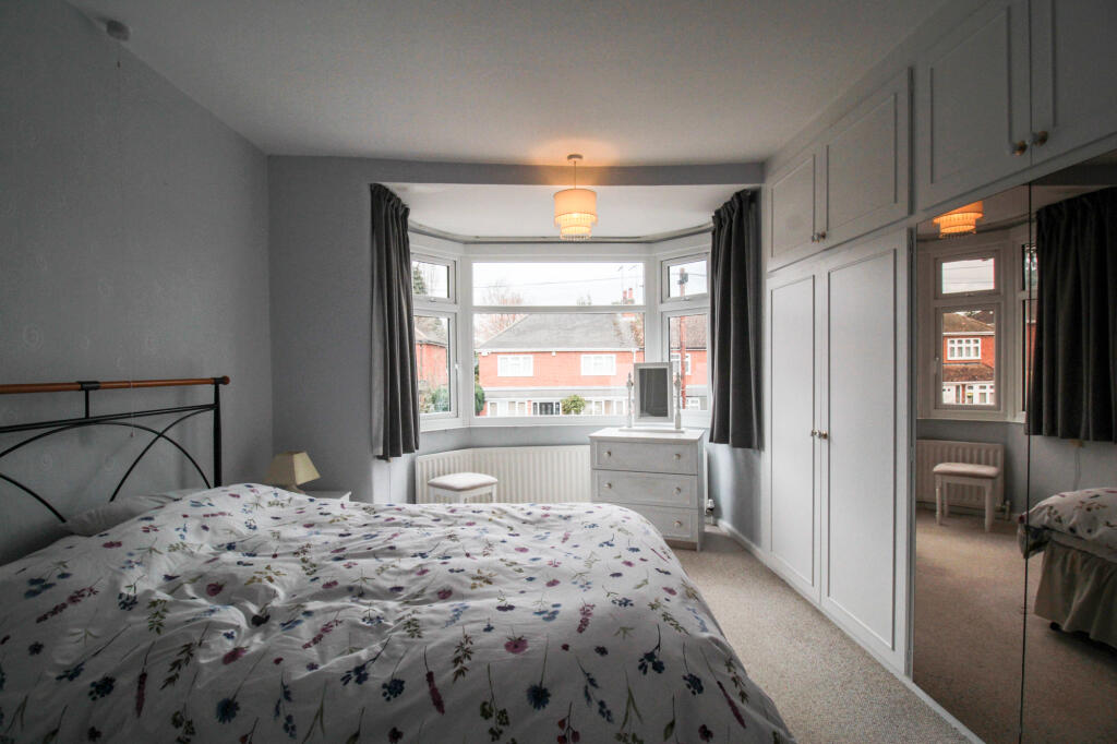Double bedroom to frontage