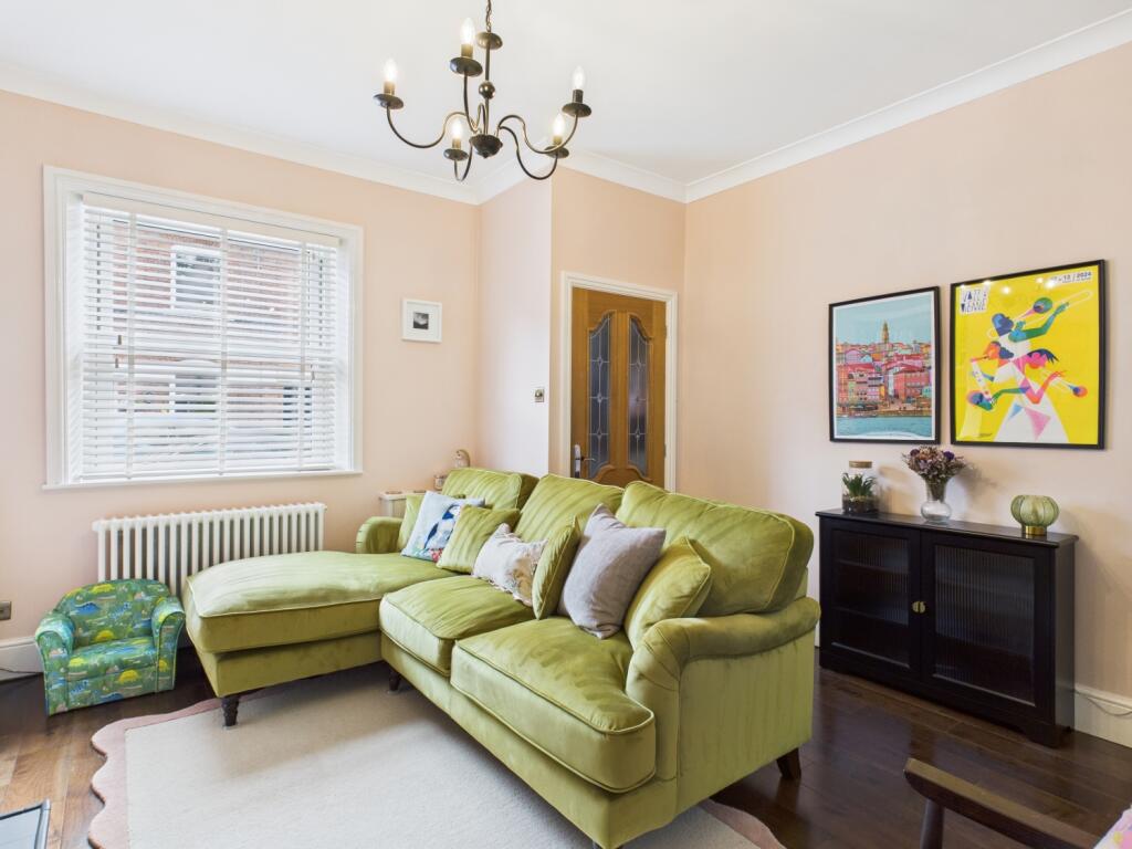 CAM03729G0-PR0080-STILL003