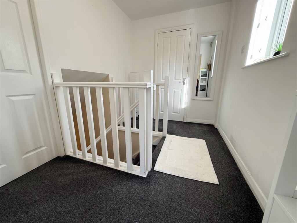 STAIRS RISING TO FIRST FLOOR LANDING