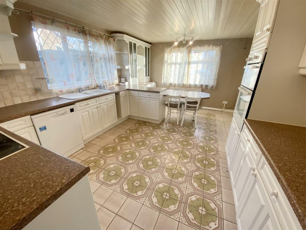 KITCHEN / BREAKFAST ROOM