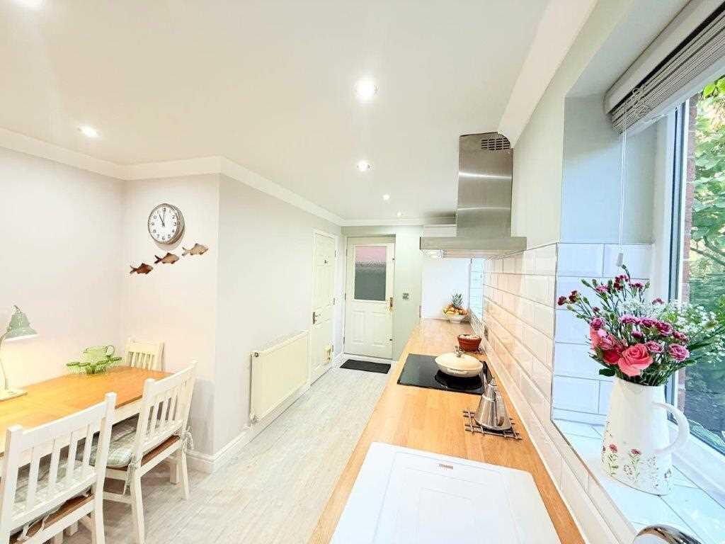 KITCHEN DINER