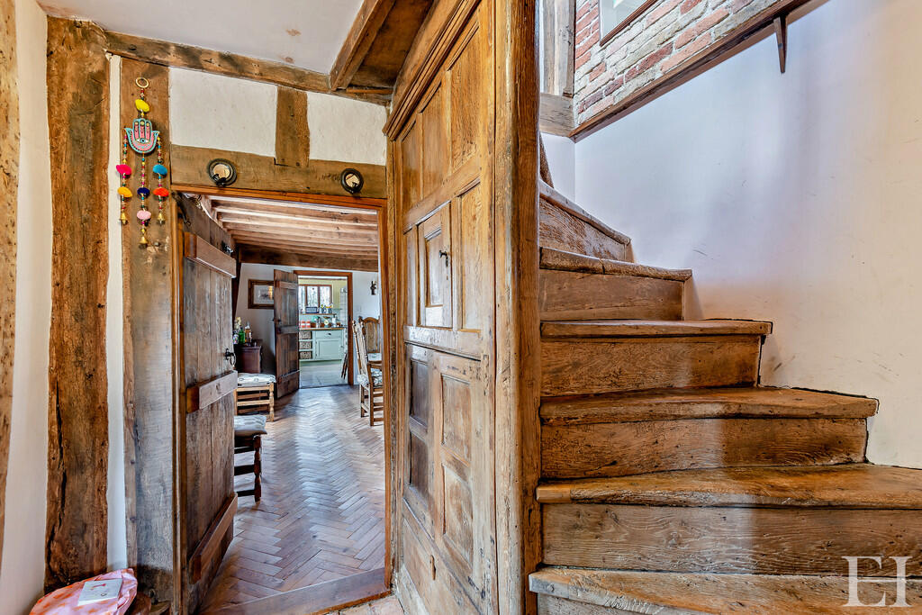 8640802-interiorW...