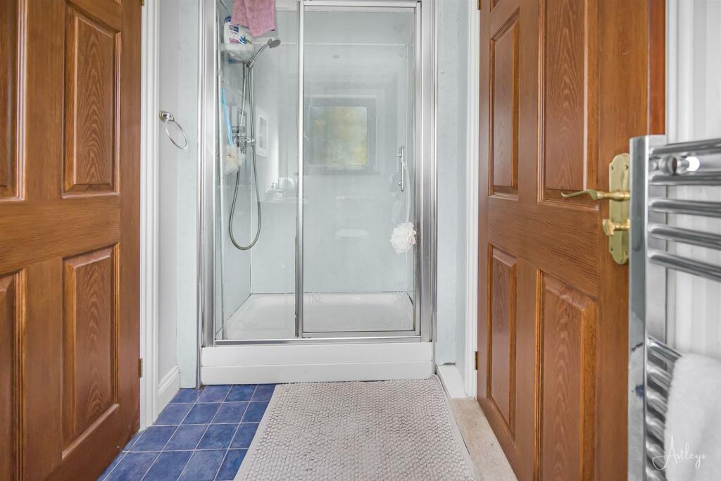 Jack &amp; Jill shower room