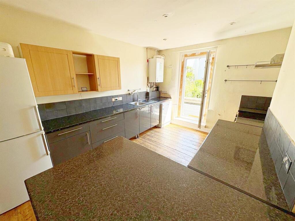 Kitchen out to balcony (1).jpg