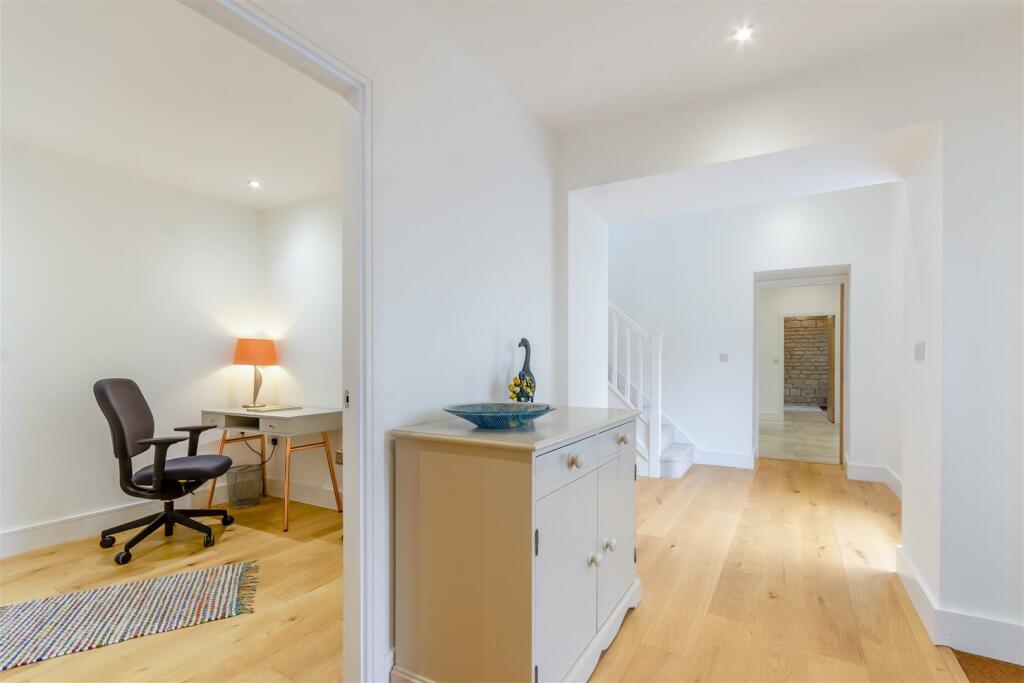 8583926-interior13.jpg