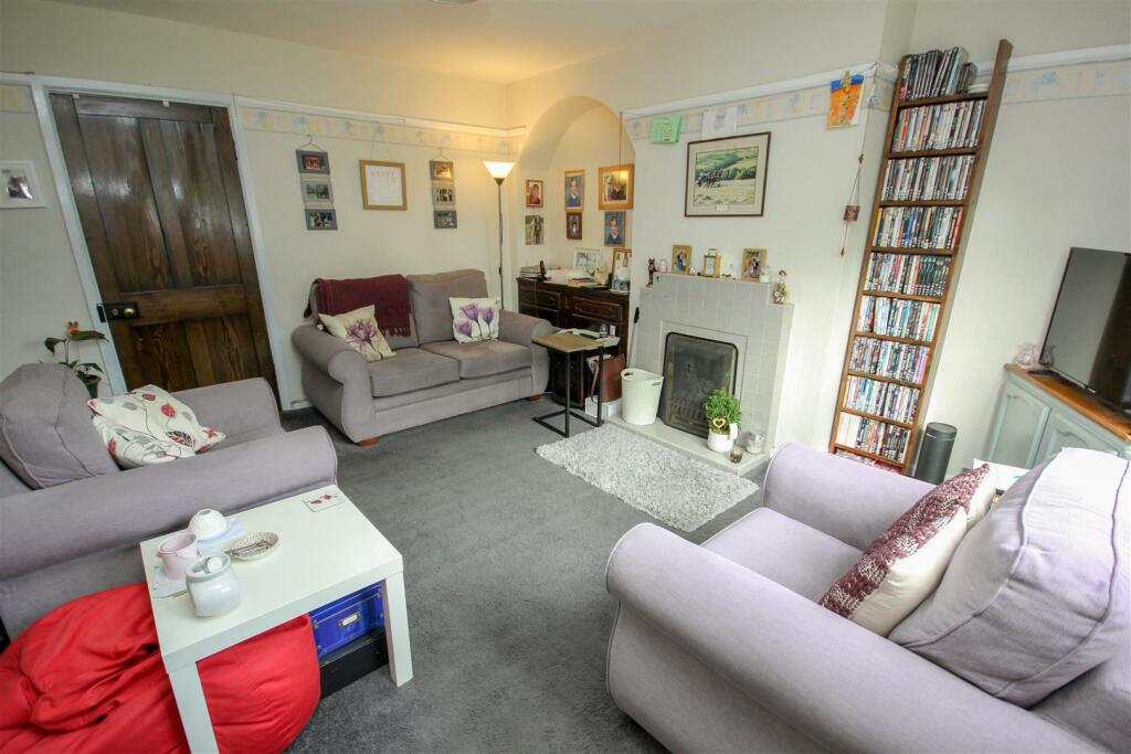Lounge 1.jpg