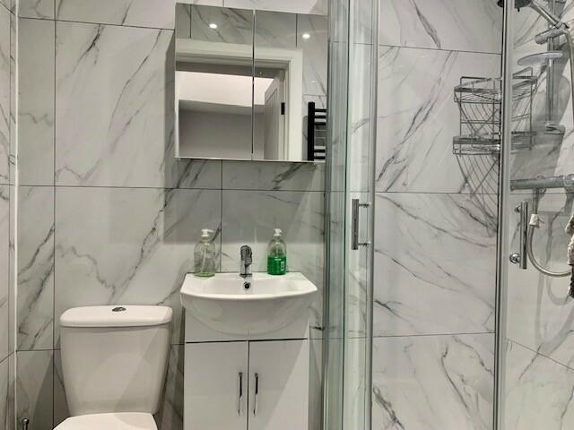 2nd Shower Room