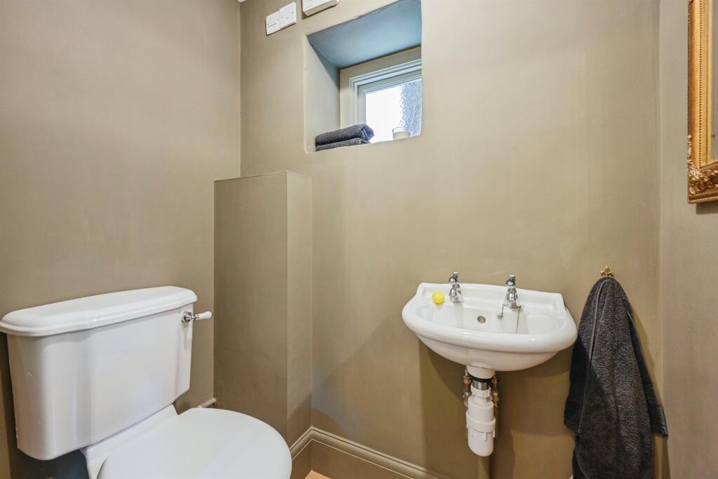 Guest Cloakroom: