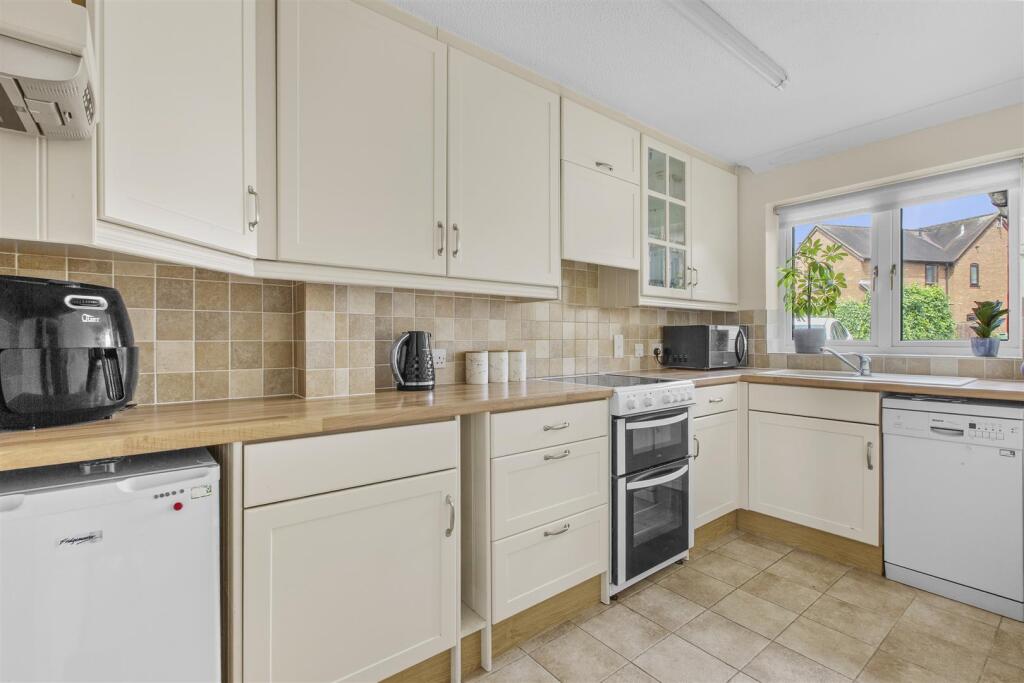 21 Jasmine Crescent, HP27 0AB-6.jpg