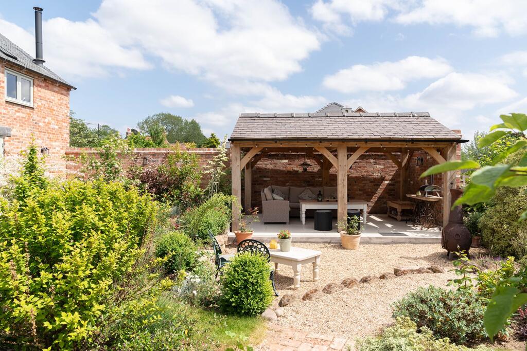 Dine Al-Fresco in the south facing garden