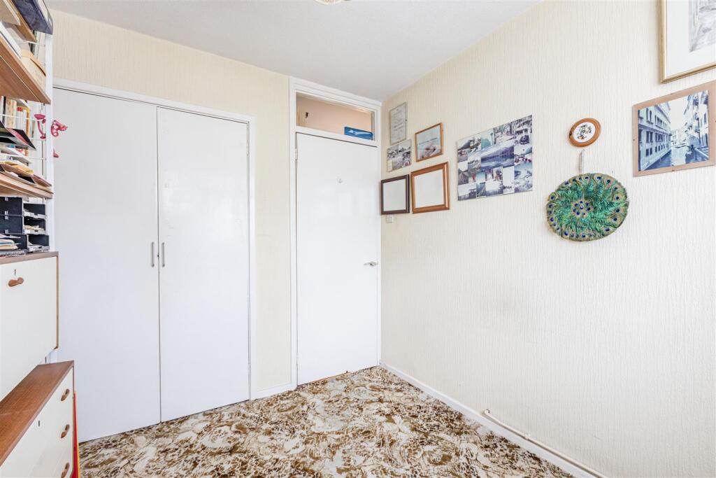 11 Old Orchard, KT14 7QX. - 10.jpg