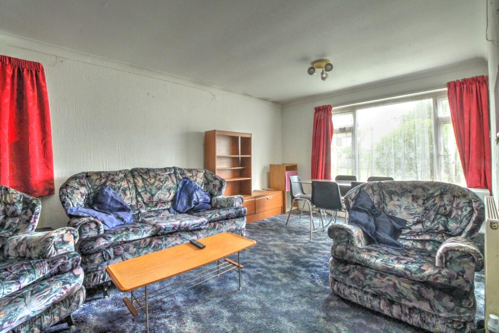 Spacious lounge diner