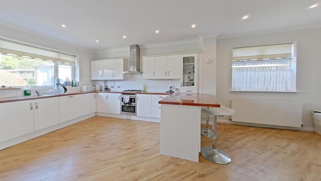 KITCHEN/BREAKFAST ROOM