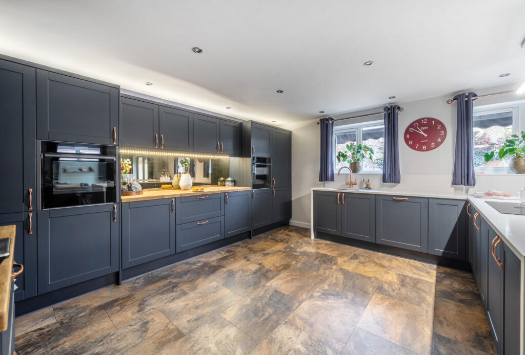 1380894-19-6915c6...