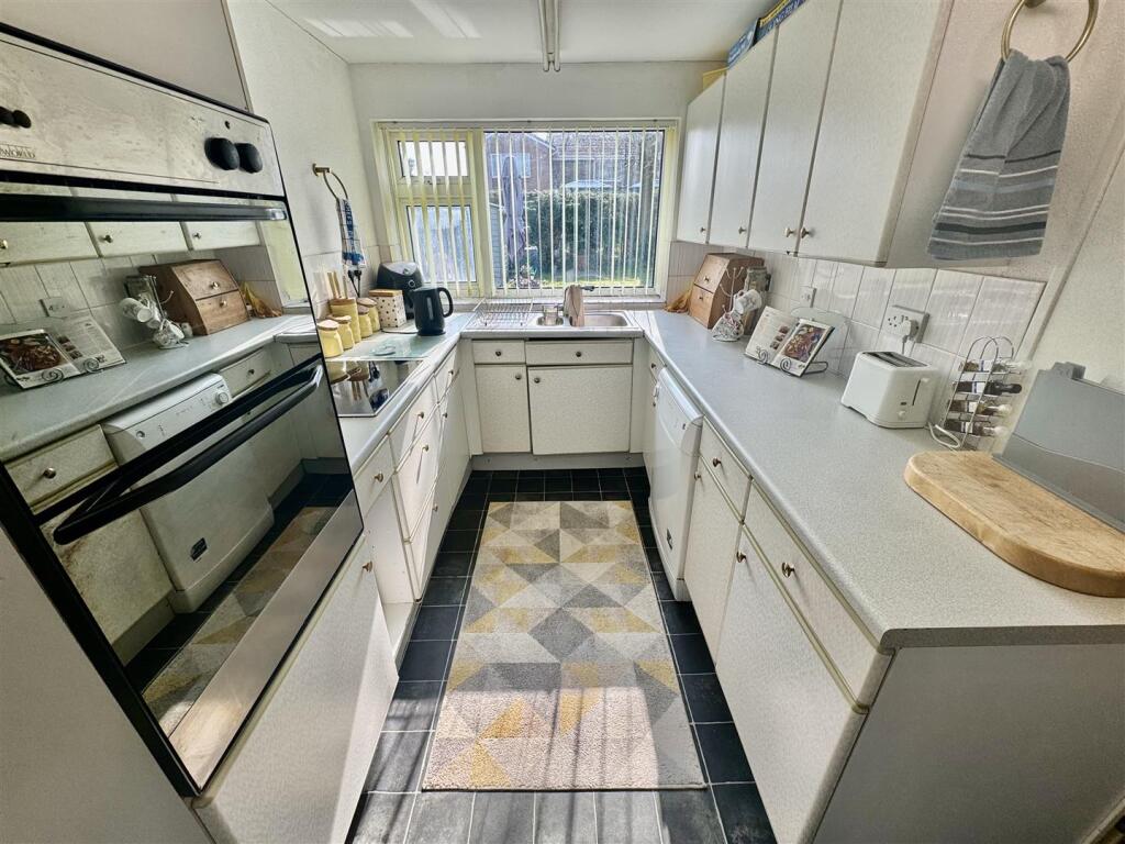 KITCHEN/BREAKFAST ROOM