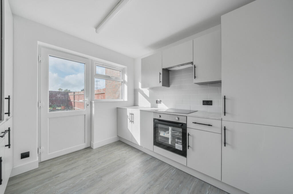 1371438-7-68f6419...