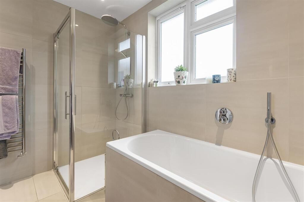 LUXURY BATHROOM/SEP. WC: