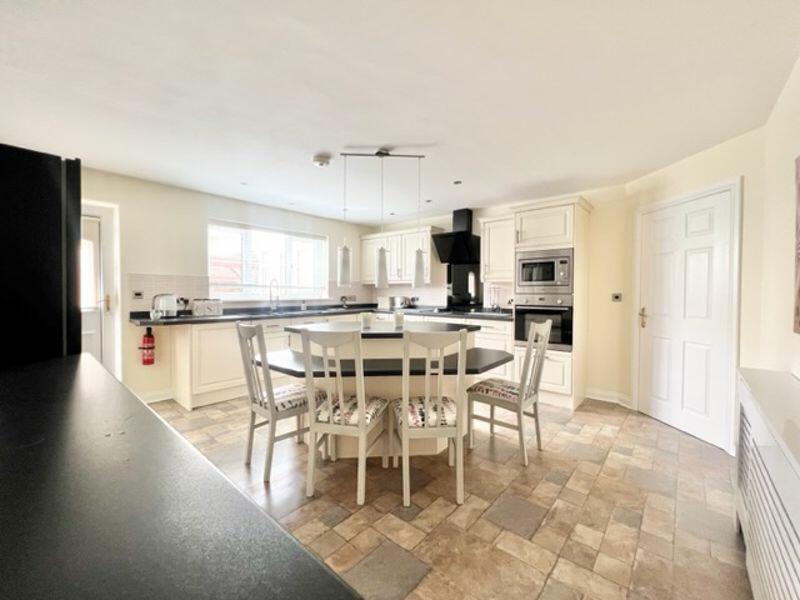 Kitchen breakfast room