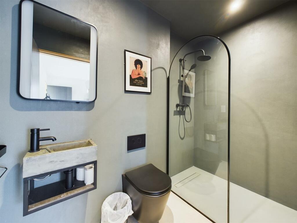 First Floor Bedroom En-Suite