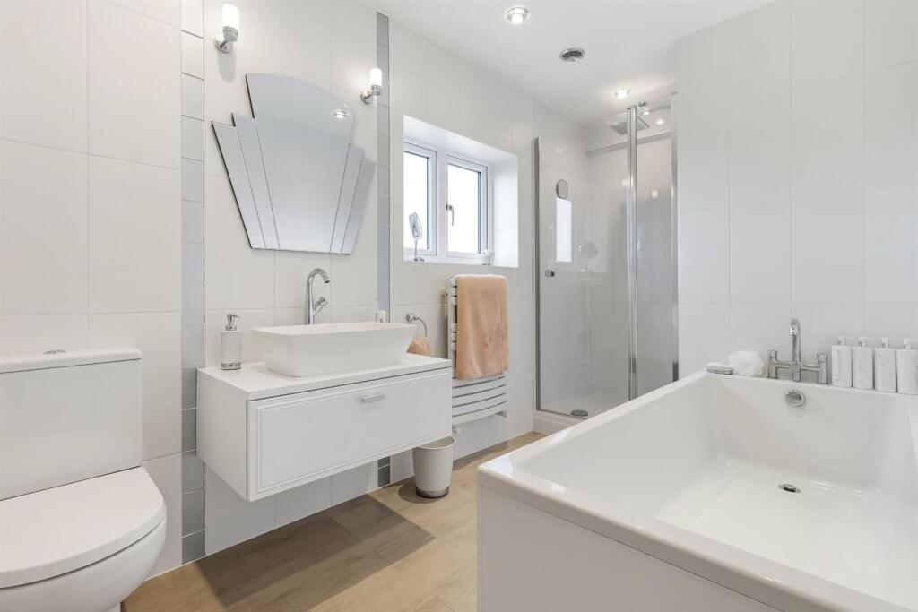 En-suite bathroom.jpg