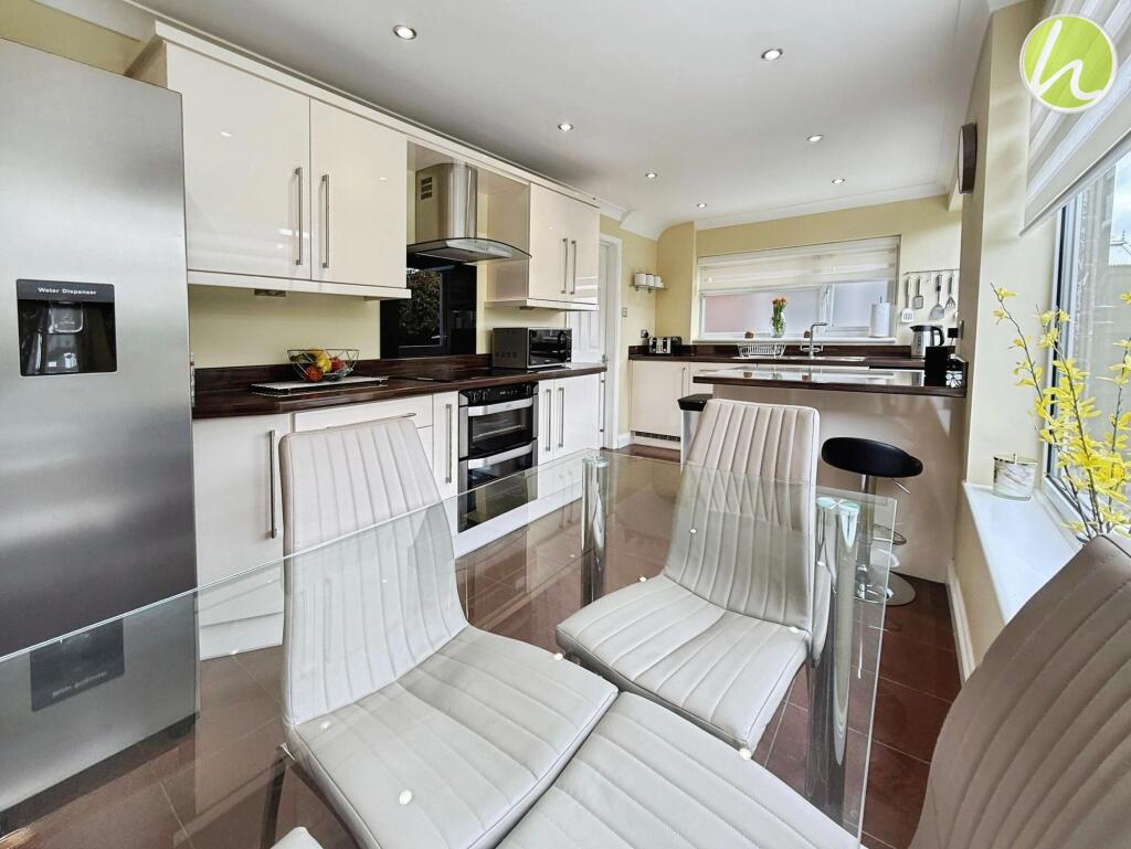 Kitchen/ Dining Room