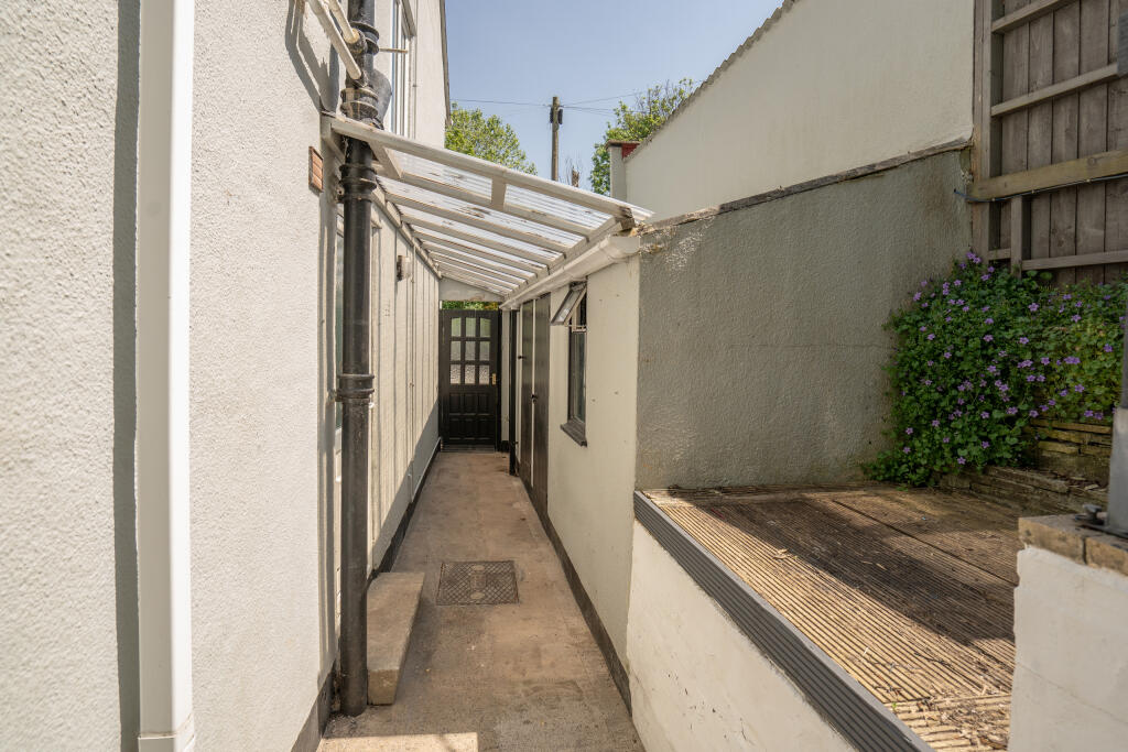 50MOORGROVE-ALLEY