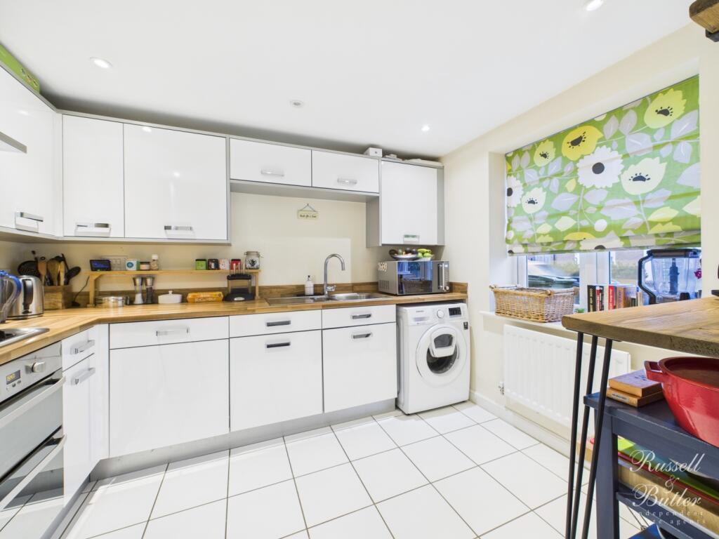 CAM02127G0-PR0363-STILL031