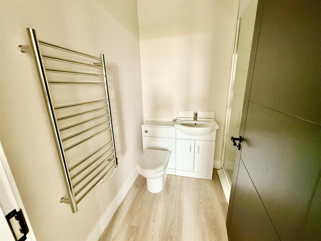 bedroom two en suite