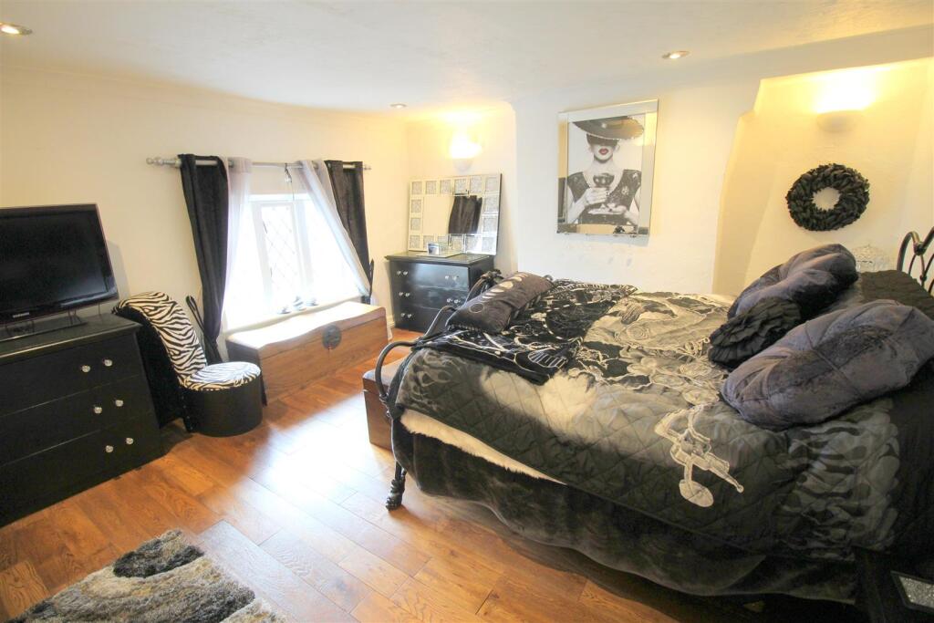 Leach Lodge Farm main bed.JPG