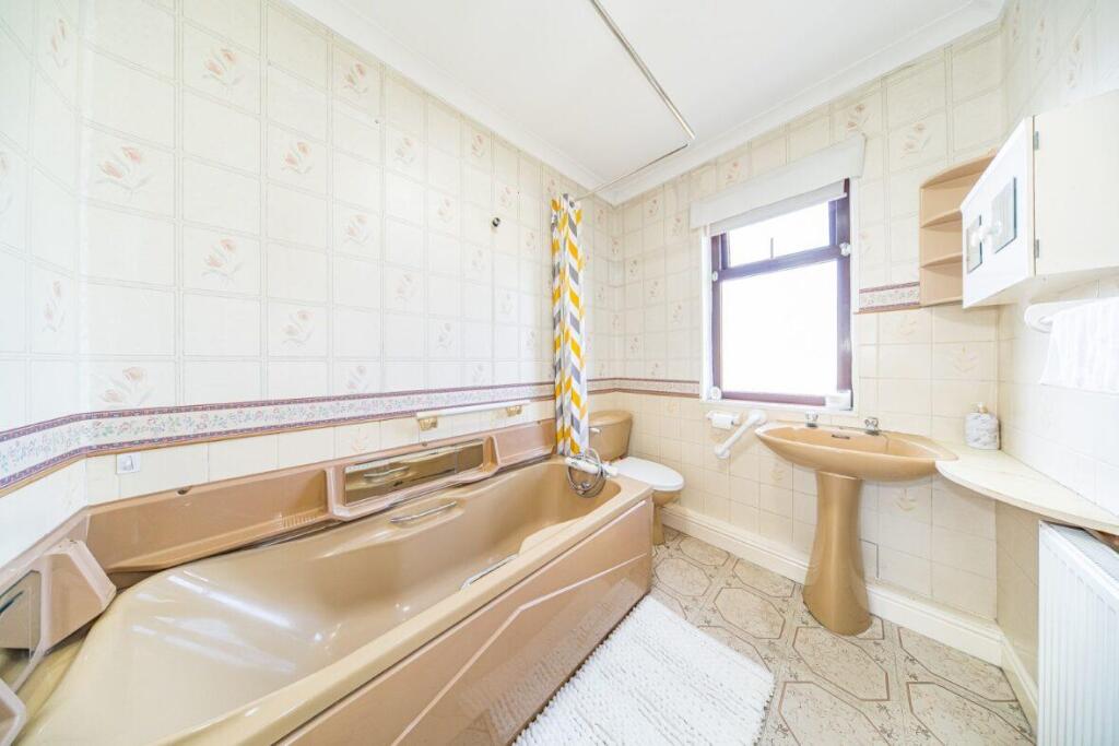 39 Sundale Ave bathroom.jpg