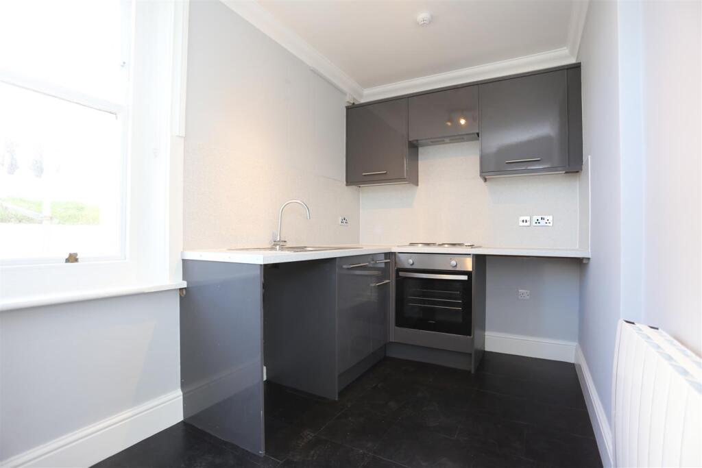 8, 187 Kingsway Kitchen.JPG