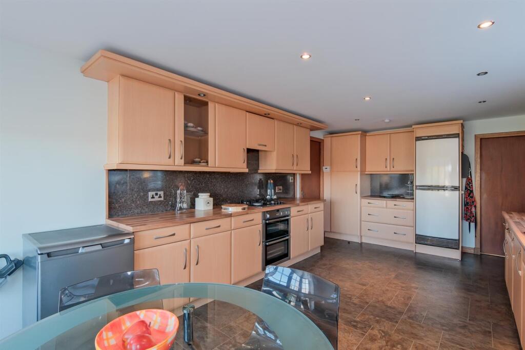 025-45 Station Road Carluke, ML8 5AD.jpg