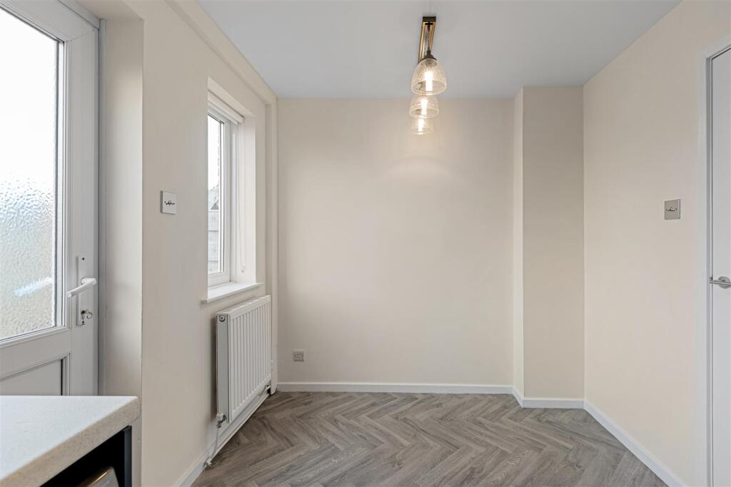 7 Vavasour Court-4 2.jpg