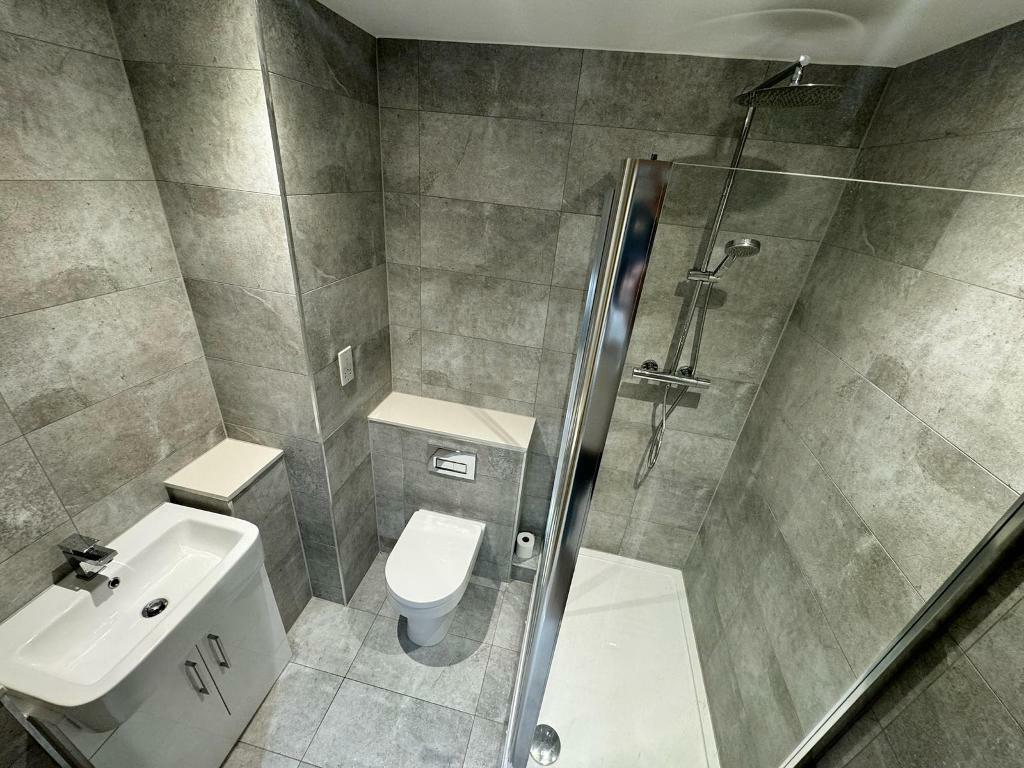 En-suite photo 1