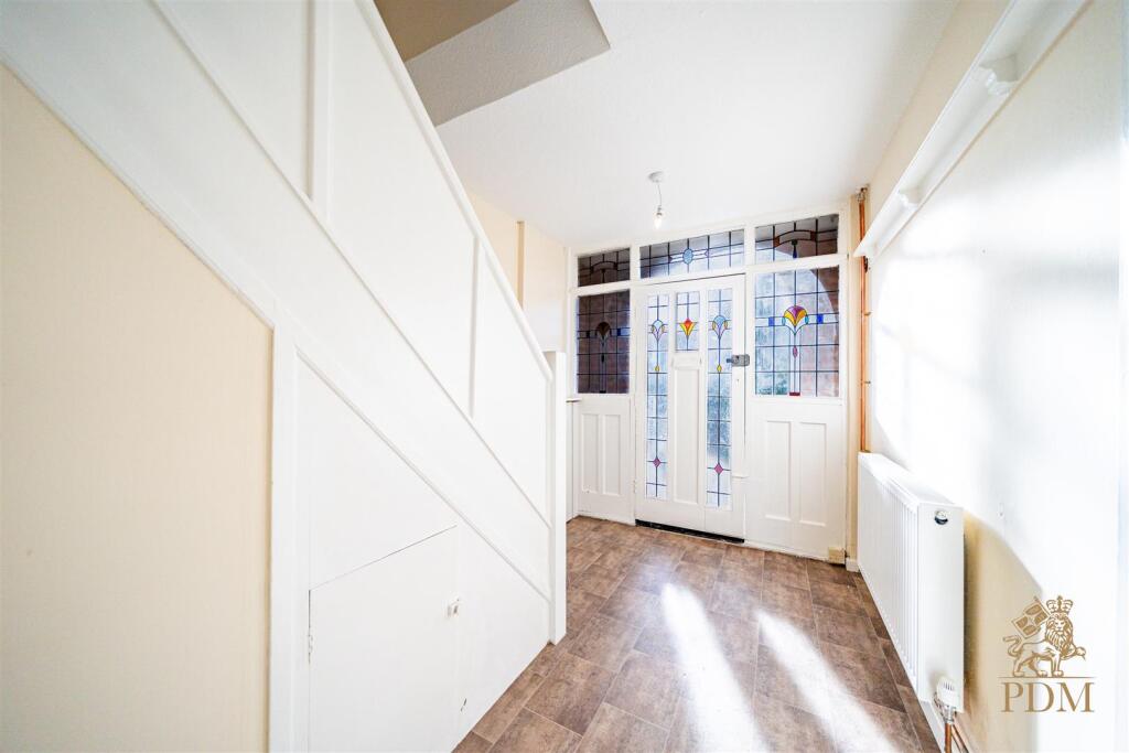 40 Russell Drive Wollaton Nottingham NG8 2BH