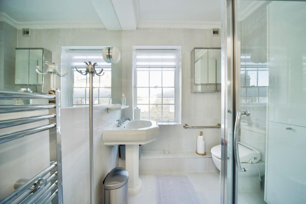 12 Squires Mount, Hampstead, London, NW3 1ED