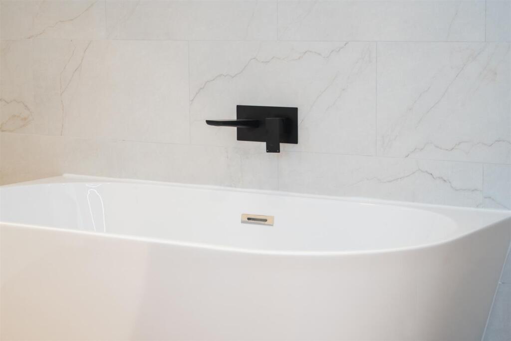 Master En-Suite Bathroom