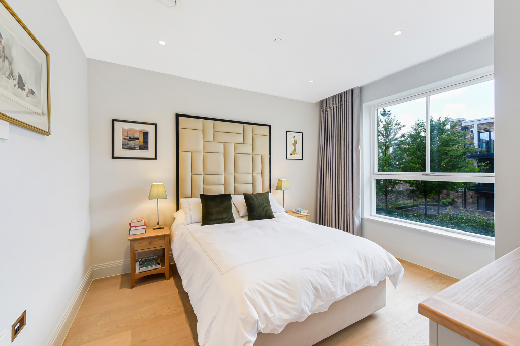 64_ren_bedroom[1]