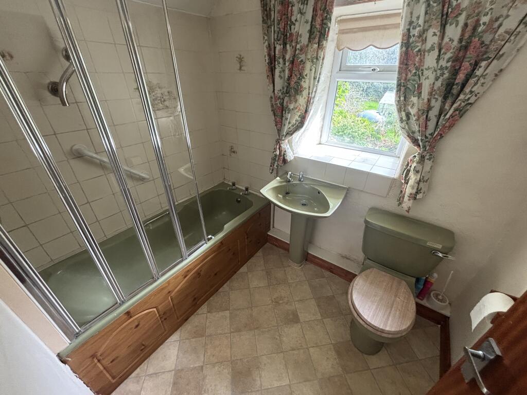 BATHROOM T202508041512.jpg