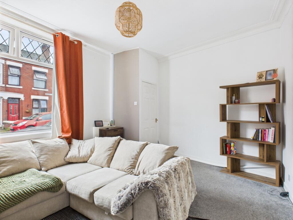 CAM03729G0-PR0076-STILL001