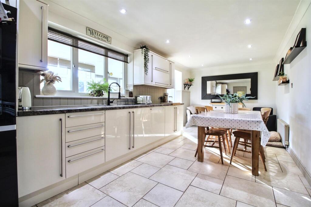 kitchen/breakfast